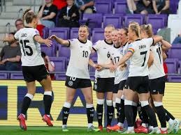 大谷翔平在 2021 赛季多次获得“历史成就奖”，联盟特意为其增设奖项