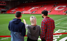 亚泰为客场全勤球迷颁发纪念证书，谭龙、徐浩峰等人参与颁奖